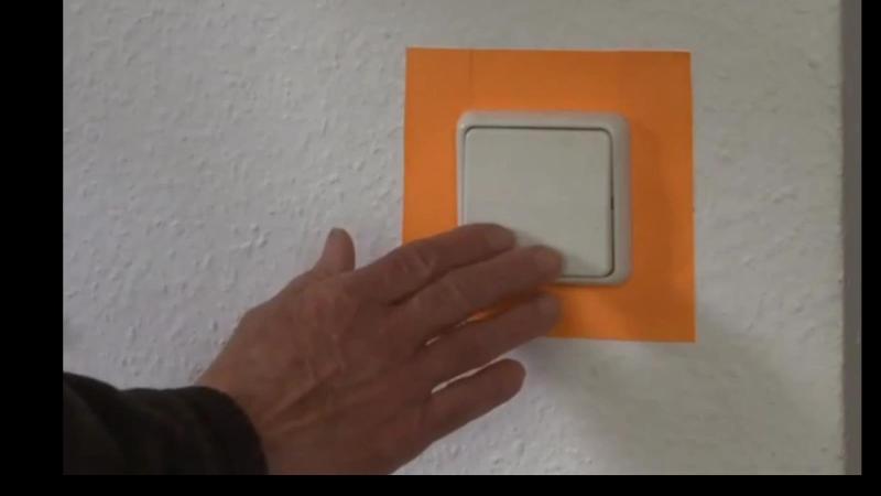 Eine Hand tippt an einen weißen Lichtschalter, der durch einen orangen Rahmen sich besser von der weißen Wand abhebt. - Ausführliche Bildbeschreibung verfügbar unter: https://www.amd-netz.de/bildbeschreibung.php?b=37
