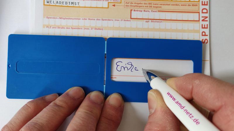 Kleine Schablone mit ausgestanztem Feld für die Unterschrift