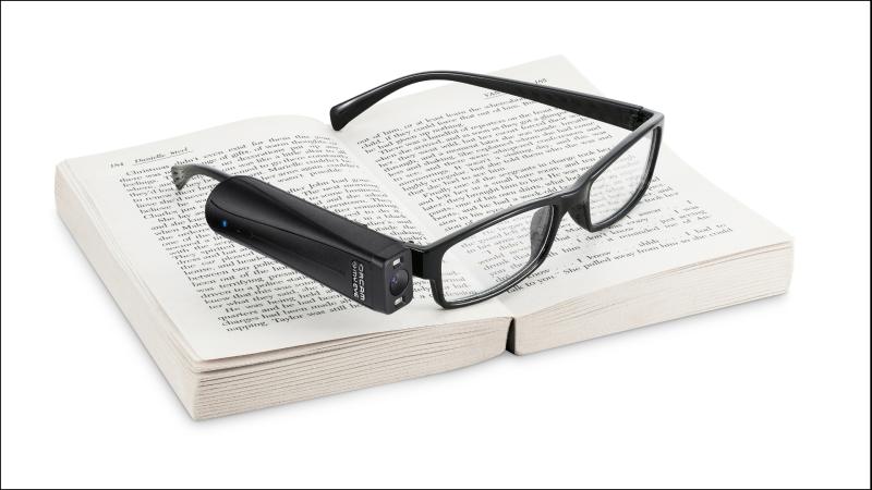 Brille mit dem angeklippten OrCam Vorlesesytem