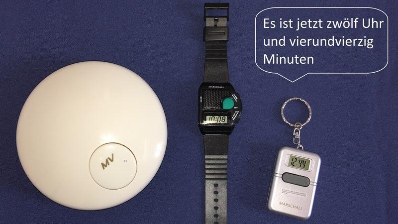 Tischuhr, Armbanduhr und Uhr als Schüsselanhäger, jeweils mit Sprachausgabe