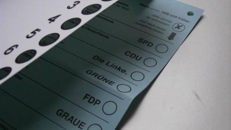 Stimmzettelschablone mit ausgestanzten Löchern als Ausfüllhilfe