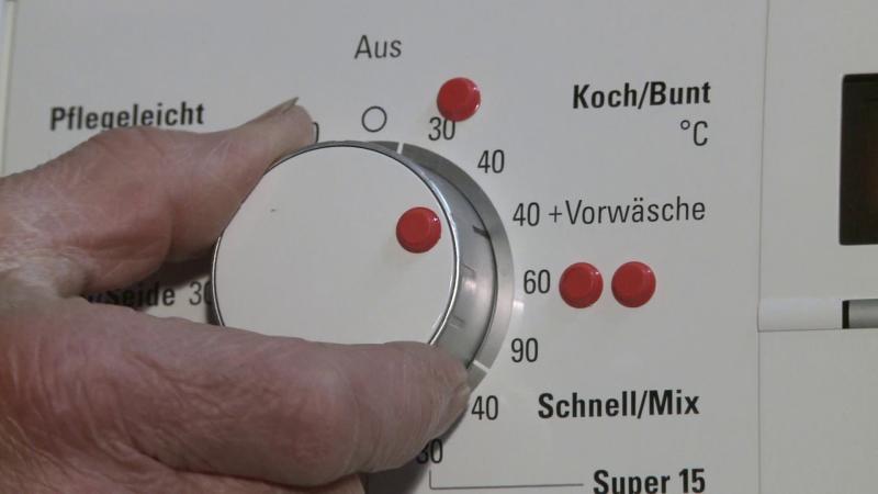 Verschiedene Temperatureinstellungen an der Waschmaschine mit Tastpunkten markiert