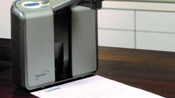 Vorlesegerät mit ausgeklappter Kamera zum Abfotografieren eines Textes