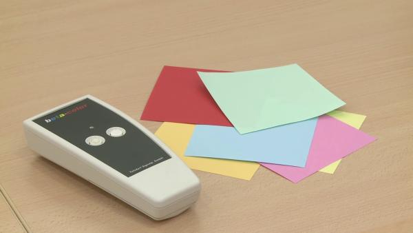 Kleines handliches Gerät zum Scannen von Farben, die angesagt werden