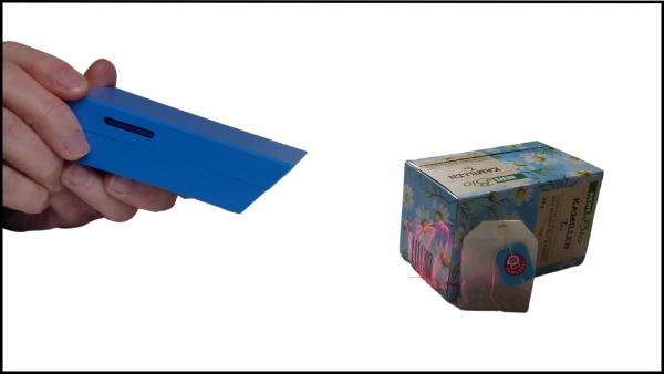 Der Einkaufsfuchs scannt den Strichcode an einer Verpackung
