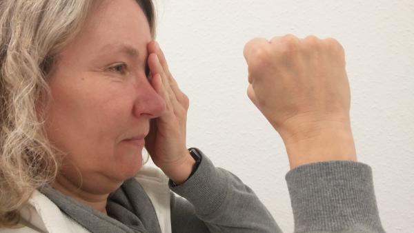 Simulation einer Seheinschränkung mittels einer Faust vor dem Auge