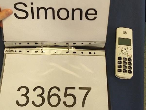 Telefonverzeichnis Name und Telefonnummer sind auf zwei Din-A-Seiten in sehr großen Lettern gedruckt.