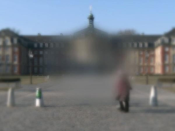 Münsteraner Schloss verschwommen als Simulation einer Makuladegeneration