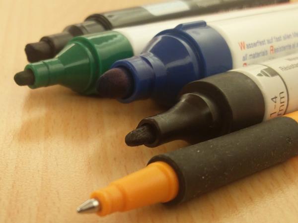 Verschiedene Filzstifte mit dicker Spitze für fette Schrift