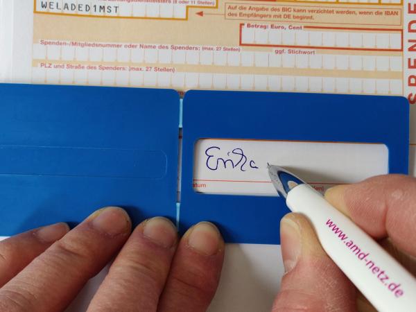 Kleine Schablone mit ausgestanztem Feld für die Unterschrift