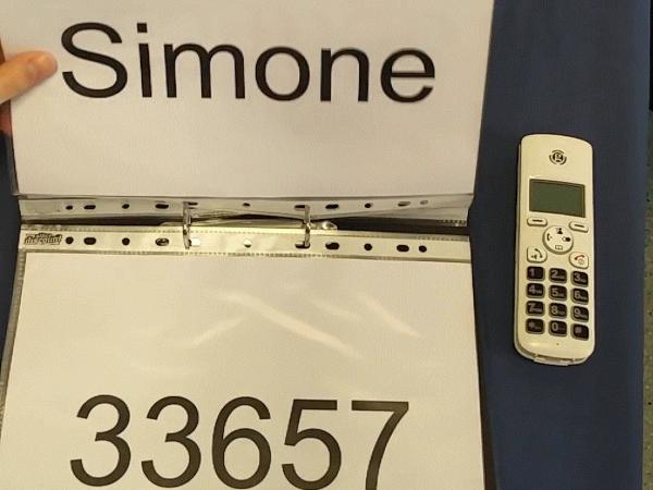 Name und Telefonnummer sind in großen Lettern gedruckt