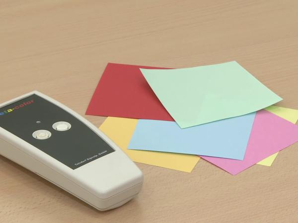 Kleines handliches Gerät zum Scannen von Farben, die angesagt werden