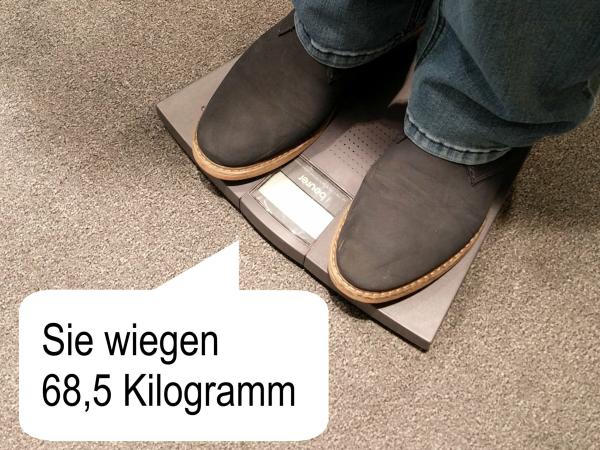 Person auf der Waage, eine Sprechblase zeigt das angesagte Gewicht