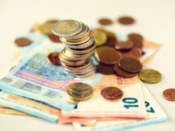 Verschiedene Euroscheine und Euromünzen