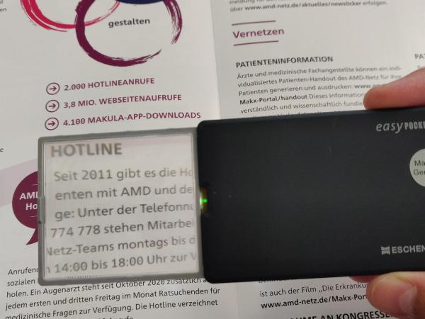 BeleuchteteTaschenlupe im Scheckkartenformat zum Herausschieben