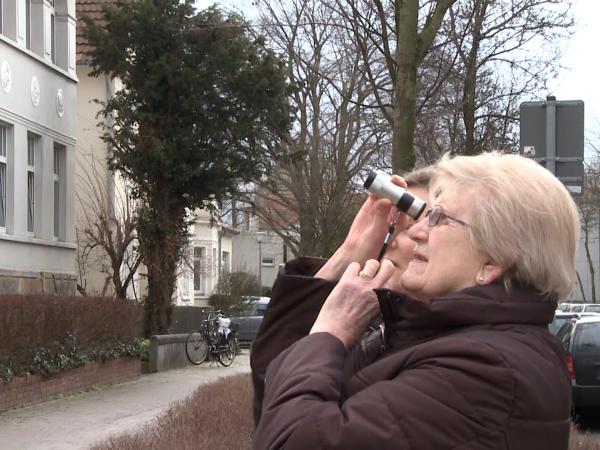 Ein kleines Fernglas, um Straßenschilder zu erkennen