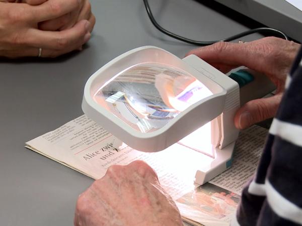 Standlupe zum Lesen bei geringer Seheinschränkung