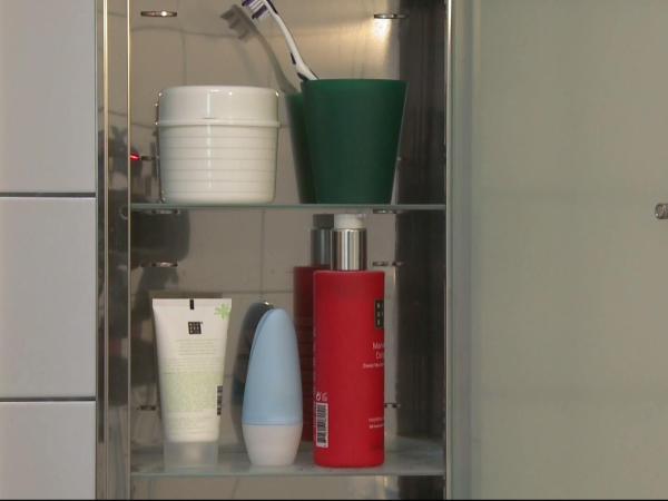 Badezimmerschränkchen mit übersichtlich angeordneten Hygieneutensilien