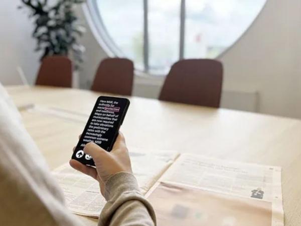 Das Gerät wird über eine Zeotschrift gehalten