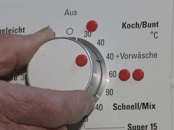 Verschiedene Temperatureinstellungen an der Waschmaschine mit Tastpunkten markiert