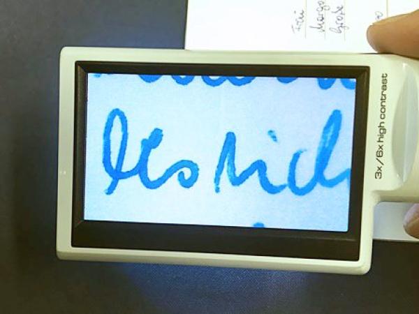 Vergrößerung einer Handschrift mit elektronischer Lupe.