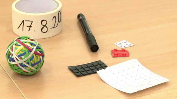 Material zum Markieren wie Kreppband, Gummibänder, Tastpunkte, Filzstift