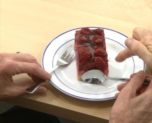 LPF Esstechnik Mit Gabel und Löffel ein Stück Kuchen essen