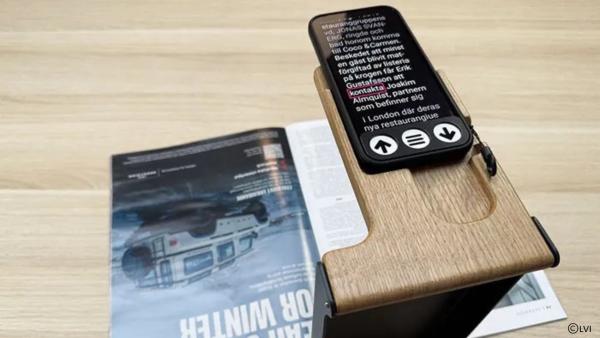 Das Gerät liegt auf einem Ständer über einer Zeitschrift