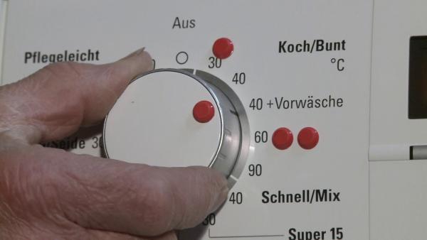 Verschiedene Temperatureinstellungen an der Waschmaschine mit Tastpunkten markiert